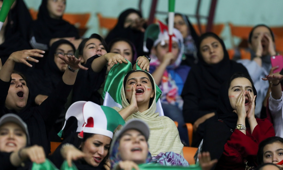 打破40年禁令！伊朗女性終能入球場觀賽，在一名「藍色女孩」自焚之後 – The News Lens 關鍵評論網